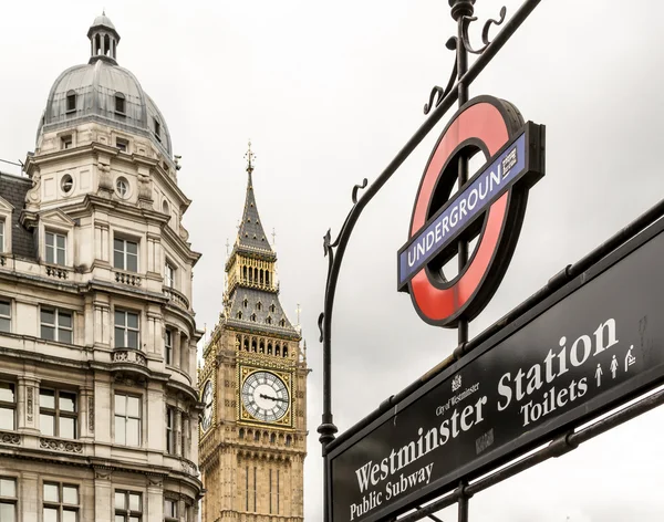 Лондонский знак метро и Биг Бен — стоковое фото