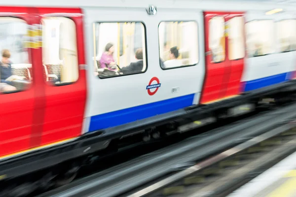 Londen metro trein in beweging — Stockfoto