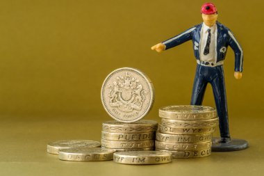 Tek erkek modeli noktalarda İngiliz Lirası paraları