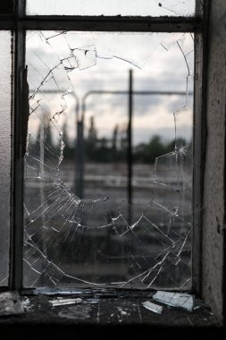 Bulanık Arka Planlı Parçalanmış Cam Pencere Çerçevesi