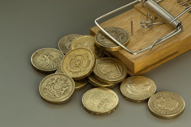 Fare kapanı bir İngiliz Lirası para yakalar
