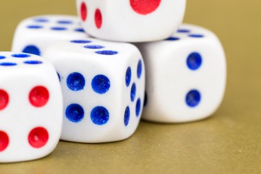 Makro Studio atış beş beyaz plastik zar