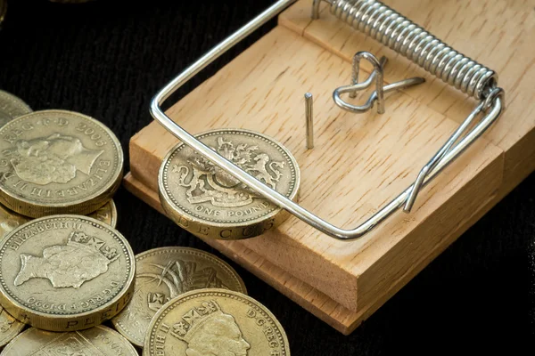 Mausefalle fängt britische Pfund-Münze — Stockfoto