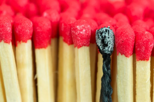 Macro primer plano de los partidos de Cabeza Roja y uno quemado —  Fotos de Stock