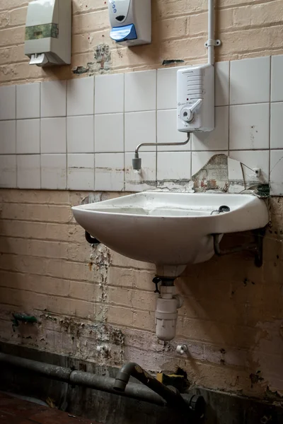 Zepsuta i Zwandalizowana przemysłowa umywalka łazienkowe — Zdjęcie stockowe