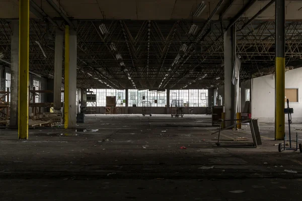 Verlassene, baufällige Fabrik in Ruine — Stockfoto