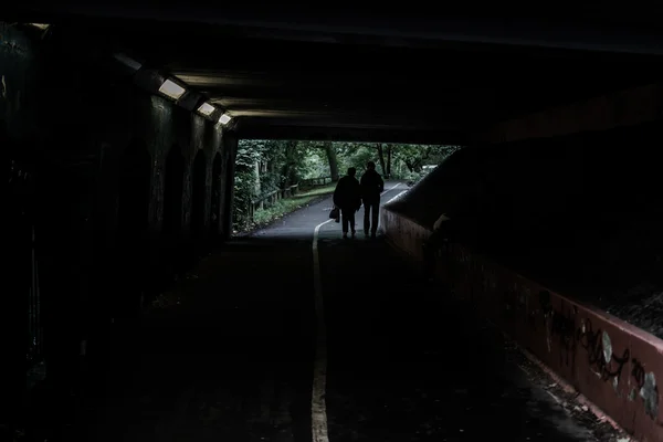 Dvojice v siluetě procházkou chodící metrem — Stock fotografie