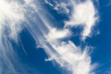 Yaz Gökyüzü Beyaz Bulutlar ve Bir Uçak