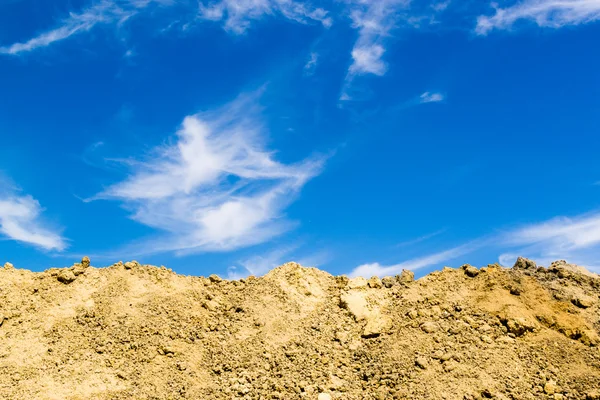Barro excavado y cielo azul —  Fotos de Stock