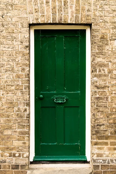 緑の木製塗装ドア — ストック写真
