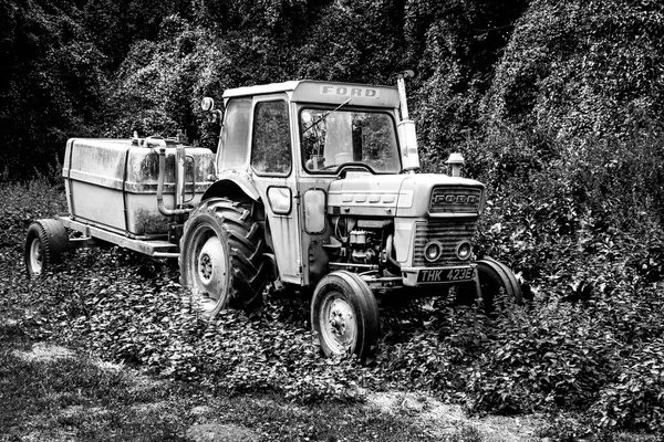 Vieux tracteur Ford antique — Photo