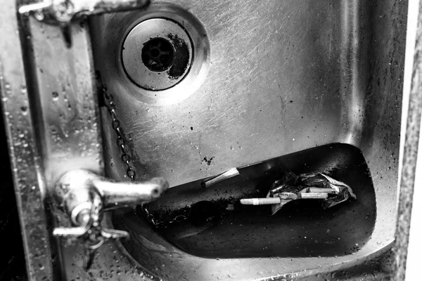 Discarded metal sink gathering rainwater — Stock Photo, Image