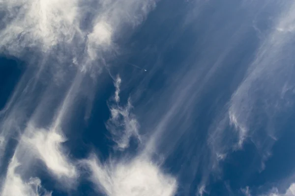 Summer Sky White Clouds și un avion — Fotografie, imagine de stoc