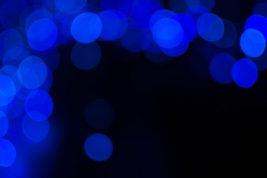 Mavi Bokeh Işıklar ve Koyu Arka Plan