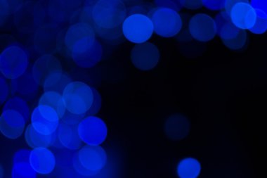 Mavi Bokeh Işıklar ve Koyu Arka Plan