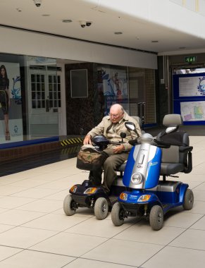 Bir hareketlilik scooter üzerinde oturan emekli