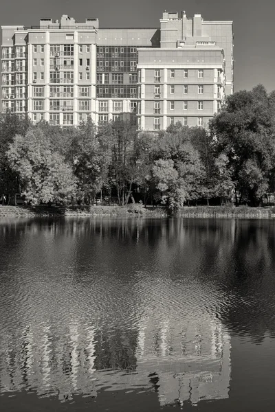 Здание в советском стиле и отражение воды — стоковое фото