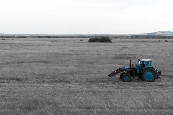 Viejo tractor azul — Foto de Stock