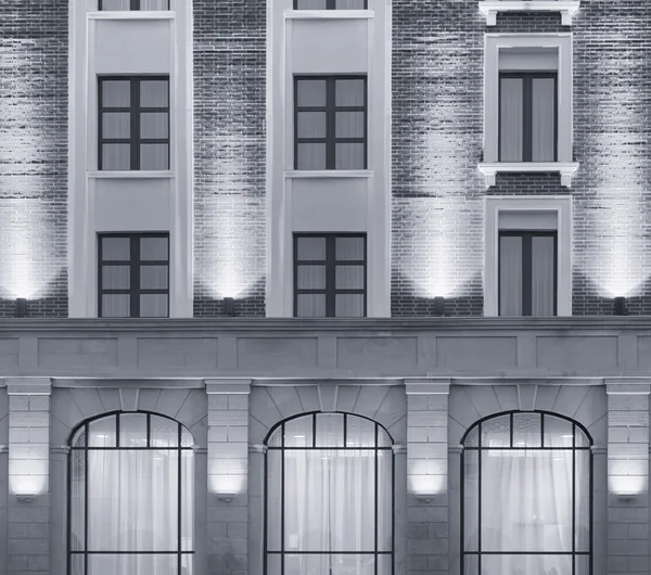 Illuminated Building Facade during Urban Night — Stock Photo, Image