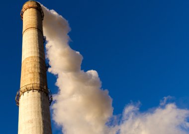 Büyük endüstriyel baca ve duman