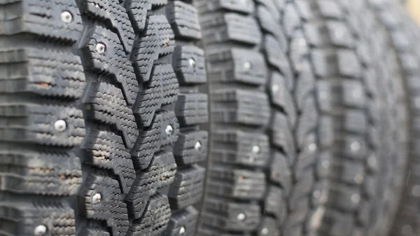 Fila de neumáticos de nieve de invierno de coche — Foto de Stock