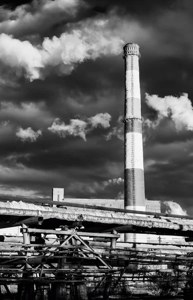 Hatalmas ipari kémény és a füst a fekete-fehér — Stock Fotó