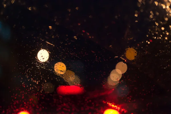 Luzes do carro na chuva — Fotografia de Stock