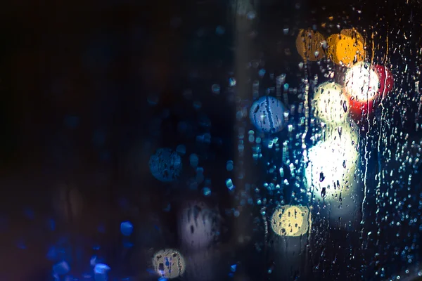 Faros y farolas de coche bajo la lluvia — Foto de Stock