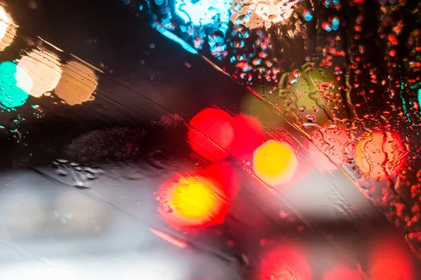 Bilstrålkastare och gatlyktor i regn — Stockfoto