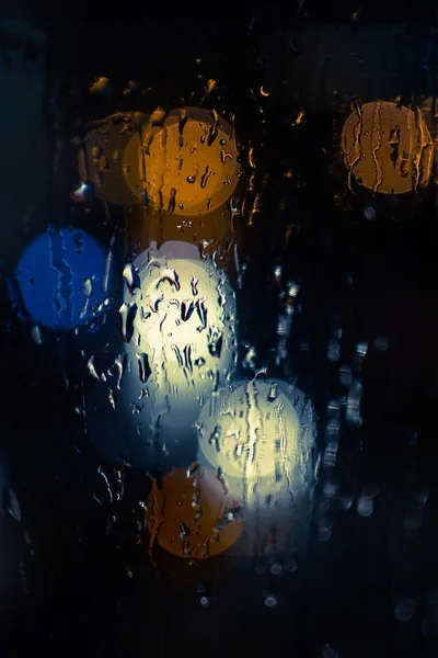 Faros y farolas de coche bajo la lluvia — Foto de Stock