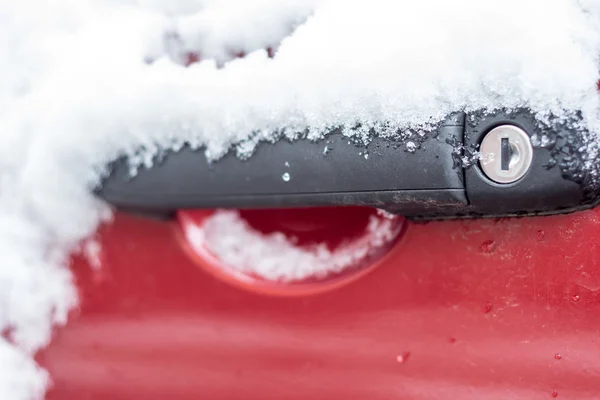 Klamka drzwi samochodu pokryte śniegiem — Zdjęcie stockowe