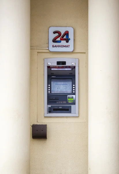 Máquina de dinheiro ATM na parede — Fotografia de Stock