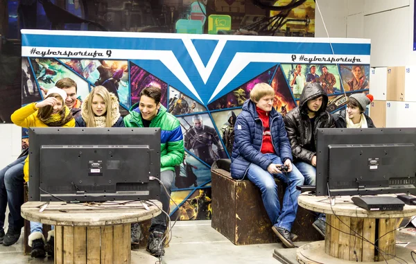 Rus gençler video ile bilgisayar oyunu oynamak