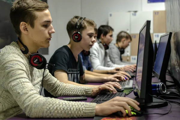 Les adolescents russes jouant à des jeux vidéo — Photo