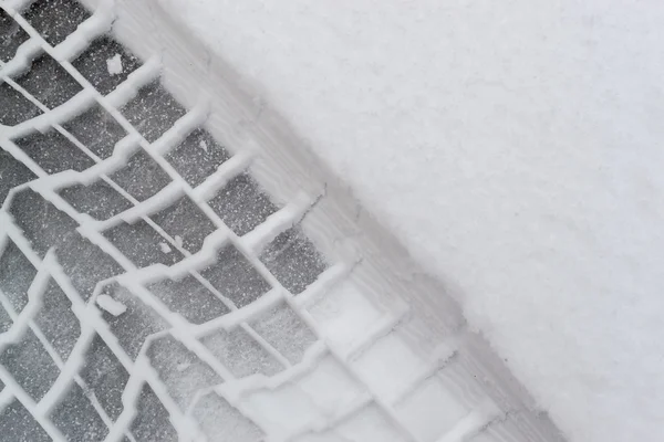 Opony samochodowe ślady w świeżym zimowym śniegu — Zdjęcie stockowe