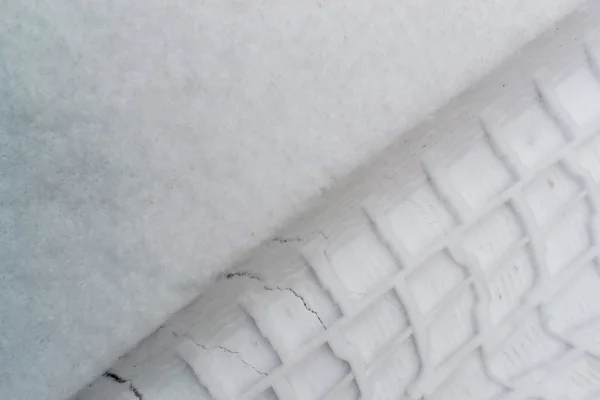 Pneus de voiture dans la neige fraîche d'hiver — Photo