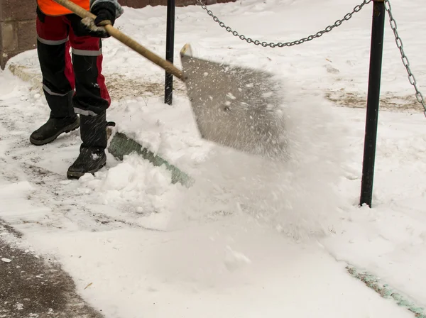 Uomo che schiarisce Neve con Pala — Foto Stock