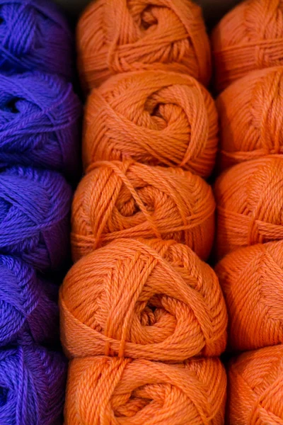 Buntar av lila och Orange ull — Stockfoto