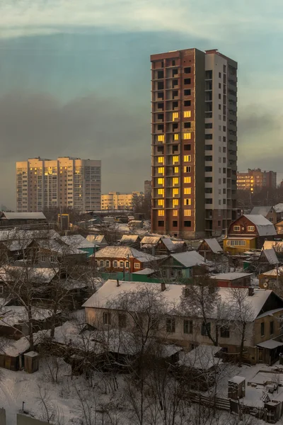 Ciudad de invierno y casas de pueblo con nieve — Foto de Stock