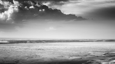 Dramatik bulutlar ve kayıp Vadisi B&W