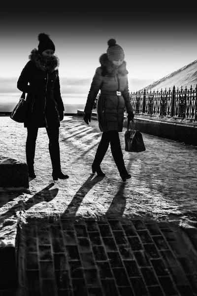 İki kadın olarak kışın güneş batmadan yürümek — Stok fotoğraf