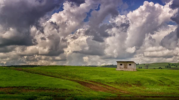 1 つの小屋と劇的な雲 B&W — ストック写真