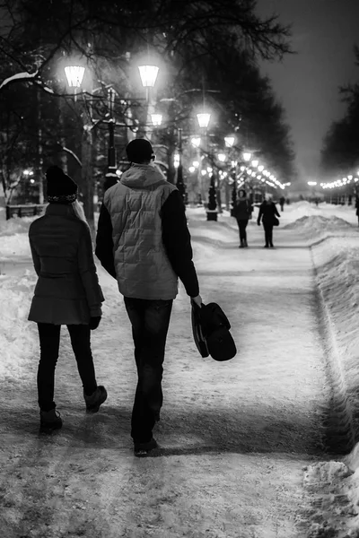 Couple Walking at Night — Stock Photo, Image