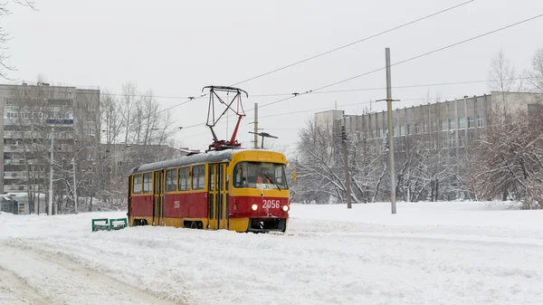 Eléctrico de Inverno Amarelo e Neve no Inverno Russo — Fotografia de Stock