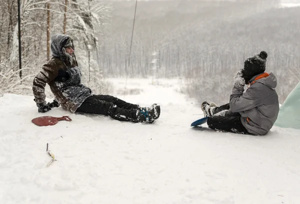 Russische Teenager wilder Schnee Rutsche Winter Fahrt bergab — Stockfoto