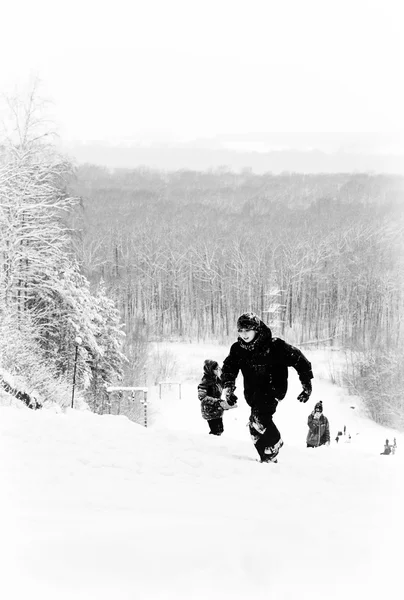 Russo Adolescentes Wild Snow Slide Passeio de Inverno Downhill — Fotografia de Stock