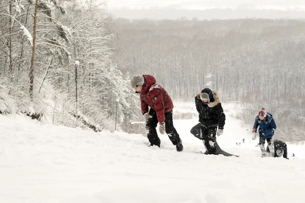 Russische Teenager wilder Schnee Rutsche Winter Fahrt bergab — Stockfoto