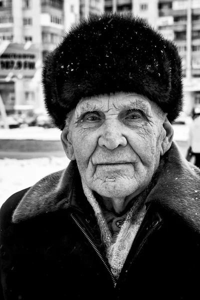 Гордый русский старик в меховой шляпе зимой — стоковое фото