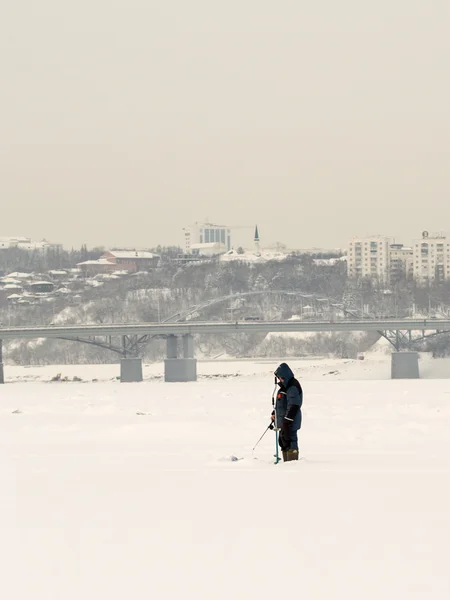 Pêcheurs russes Pêche sur glace en hiver — Photo