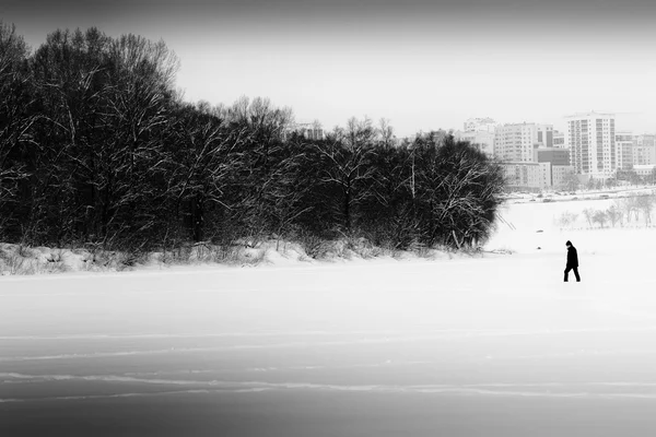 Man går ensam i vinter snö — Stockfoto